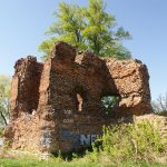 1200px-Złotoria_castle_-_north-east